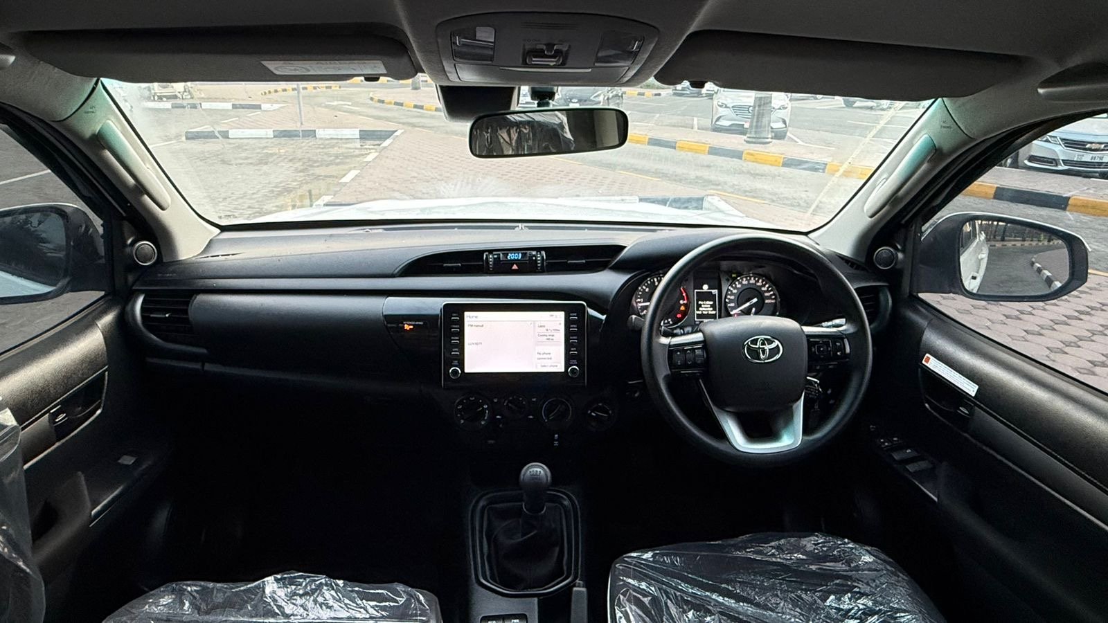 Toyota Hilux SR5 2024 White image